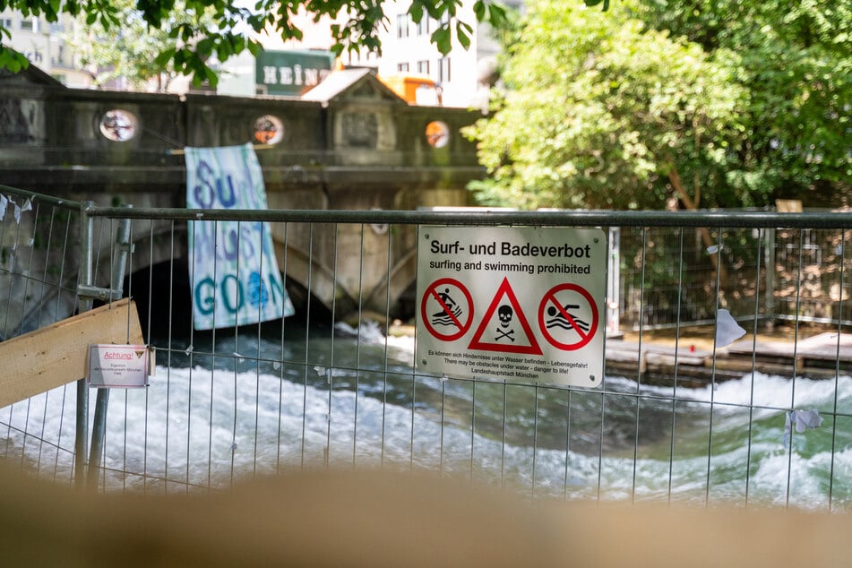 Gitter versperren die Eisbachwelle im Englischen Garten. Nach einem tödlichen Unfall wird nun an einer neuen Verordnung gefeilt.