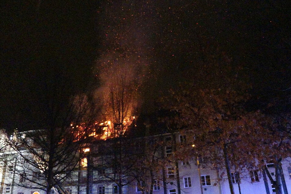 In einem Mehrfamilienhaus in der Gregor-Fuchs-Straße brannte es in der Nacht zu Samstag.