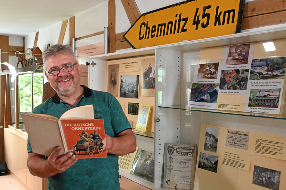 Museumsleiter Andreas Schubert (56) erzählt Besuchern alles über den Chemnitzer Erfinder.