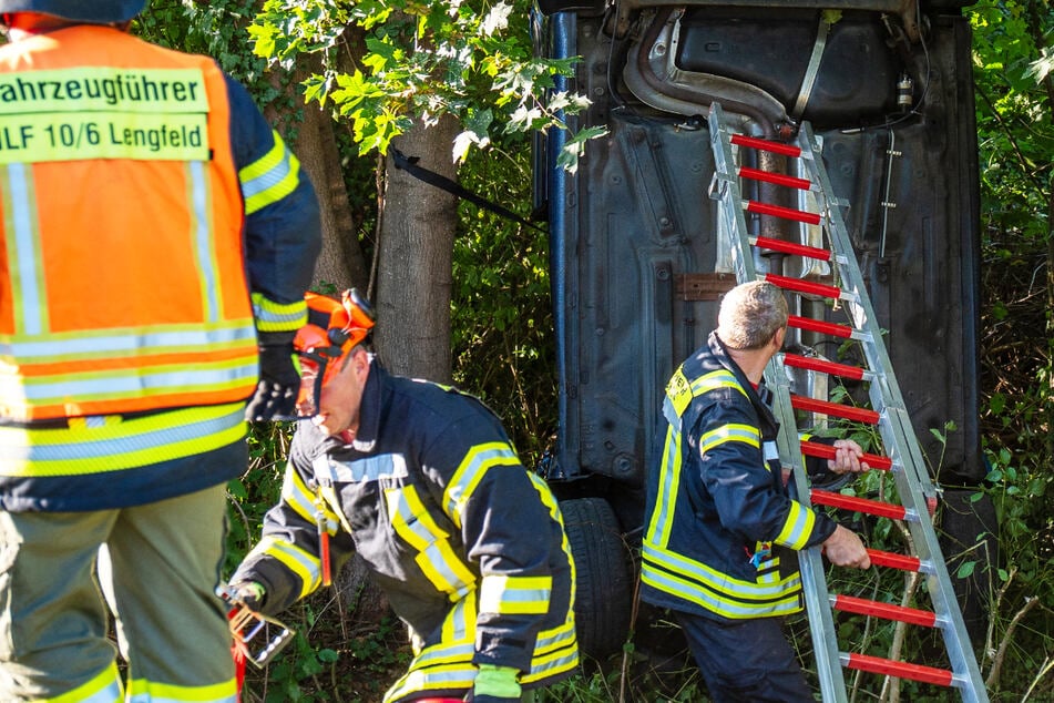 Skoda kracht bei Unfall gegen Baum, bleibt hochkant stehen: Frauen in Wrack gefangen