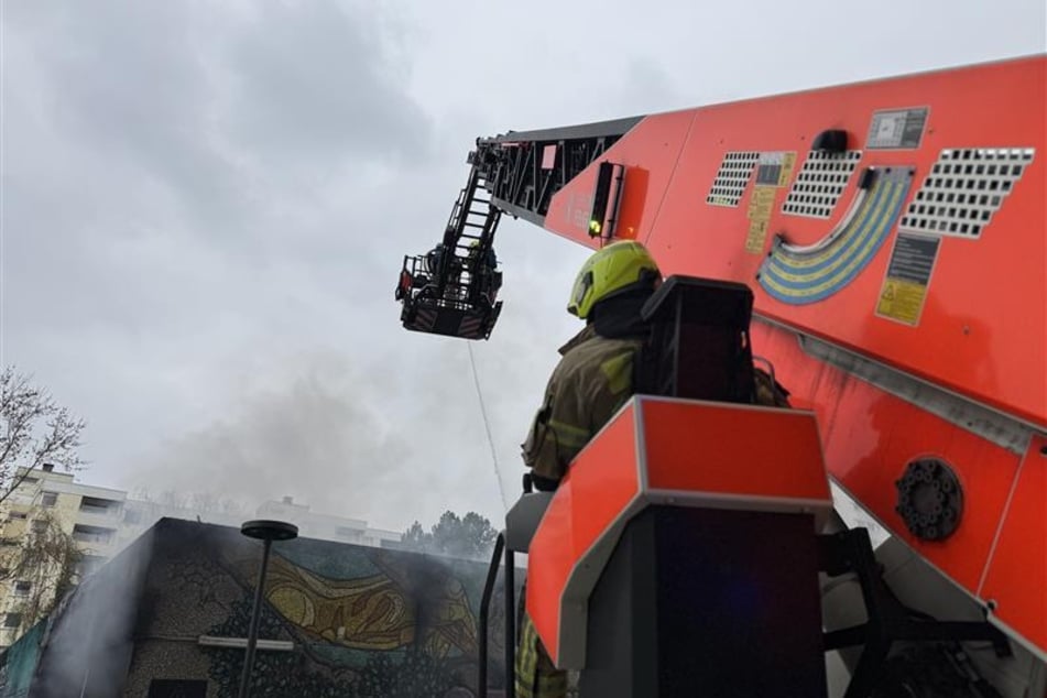 Berlin: Ehemaliger Supermarkt in Flammen: Feuerwehr rückt in Buckow an