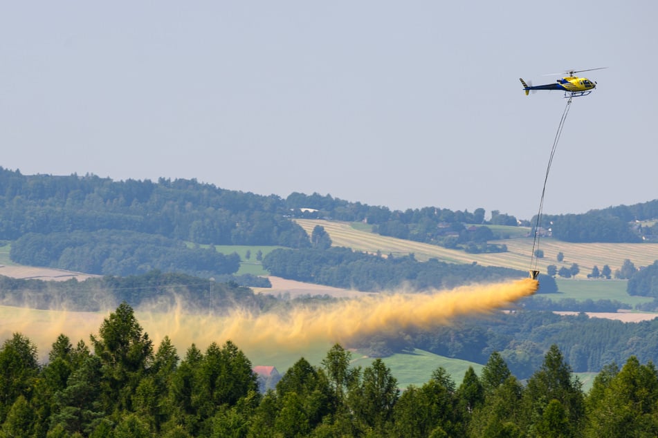 So sieht das Kalken aus: Mit einem Helikopter wird über einem Waldstück Kalk ausgebracht. (Archivfoto)
