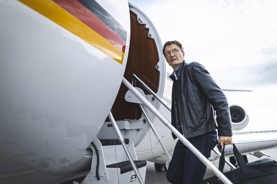 Mit dem Flugzeug ging es für Gesundheitsminister Karl Lauterbach (59, SPD) am Freitag nach Polen, dort weiter mit dem Auto in die Ukraine.