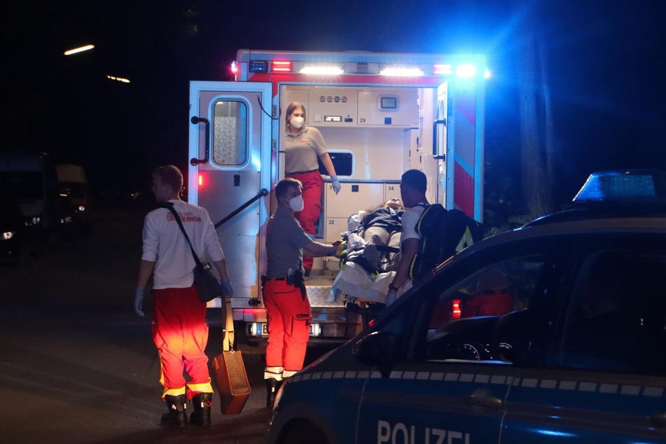 Eine Frau (21), die als Gast in dem Auto des Fahrdienstleisters saß, musste nach dem Unfall ins Krankenhaus gebracht werden.