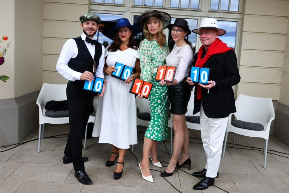 Leipziger Stil-Experte Markus Kossmann (v.r.), Inhaberin des Hutladens Leipzig Carina Kunth, Lotto-Fee Franziska Reichenbacher (57), Radio-Moderatorin Freddy Holzapfel (47) und Norbert Schaal vom Herrenausstatter De Scale bildeten die Jury.