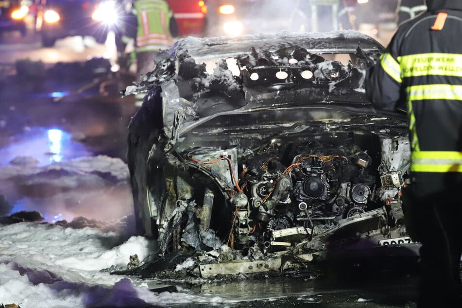 Unfall A5: Auto brennt lichterloh: Vollsperrung der A5 bei Darmstadt