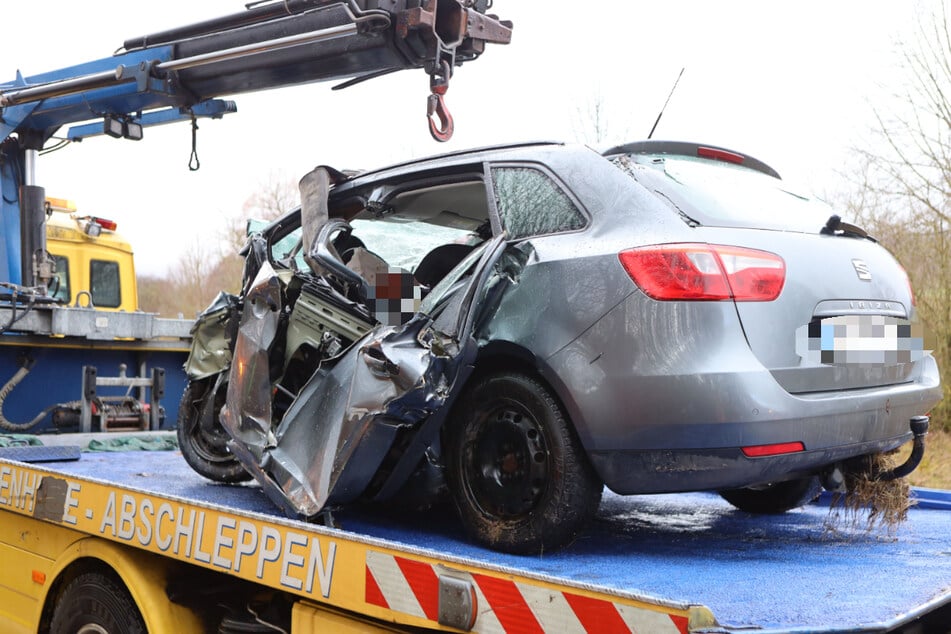 Der völlig demolierte Seat Ibiza wird auf ein Abschleppfahrzeug gehoben.