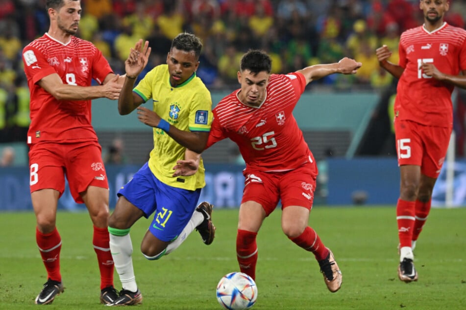 Bei der WM 2022 in Katar durfte sich Fabian Rieder (3.v.l.) gegen das brasilianische Star-Ensemble auf internationaler Ebene beweisen.