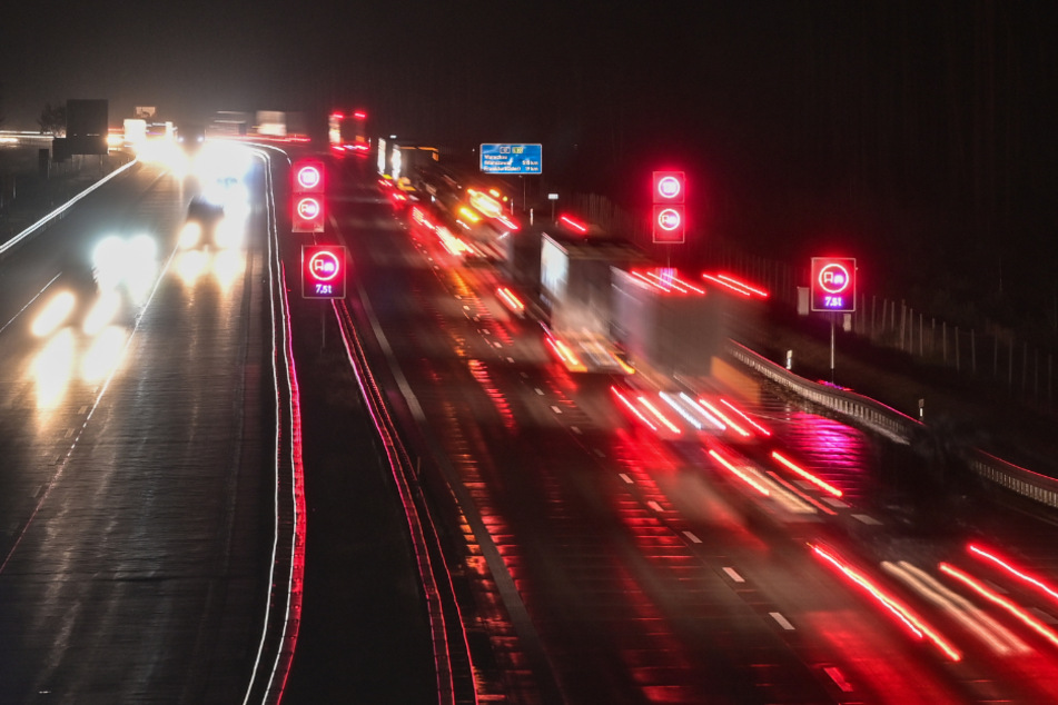 Frau setzt Freund nachts auf Autobahn aus: Der gönnt sich ein Nickerchen auf dem Seitenstreifen
