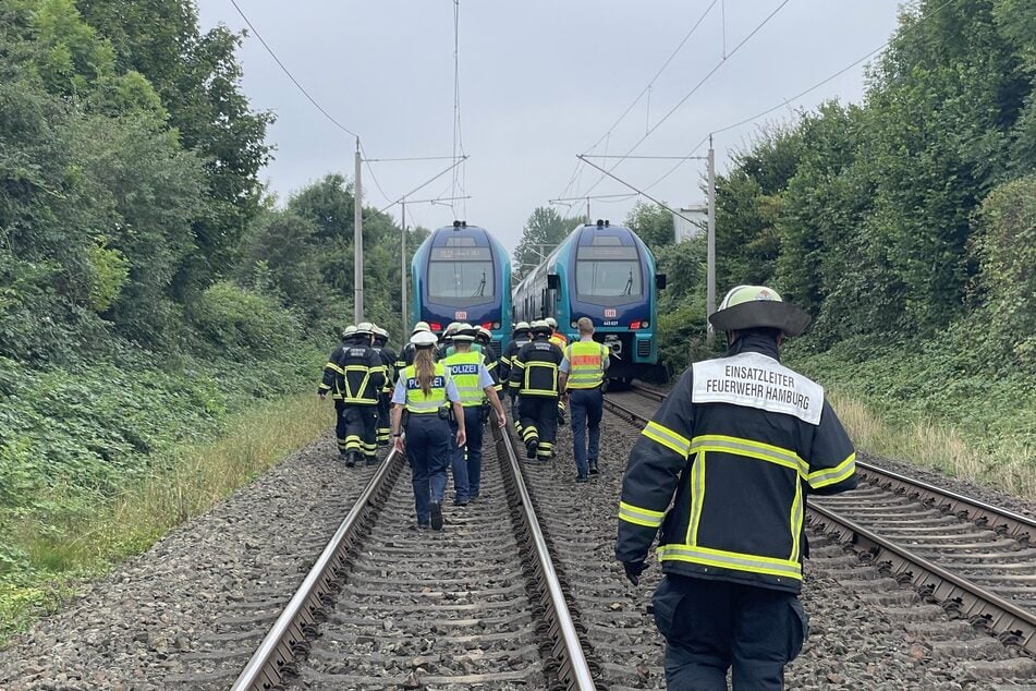 Viele Einsatzkräfte der Bundespolizei sowie der Feuerwehr waren mitten auf der Strecke im Einsatz.