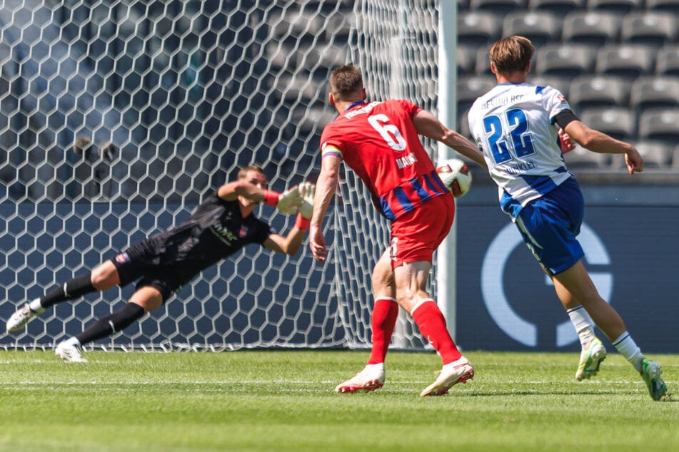 Marten Winkler (r.) donnert die Kugel zum 2:0 in die Maschen - Heidenheims Keeper Frank Feller (l.) streckt sich vergeblich.