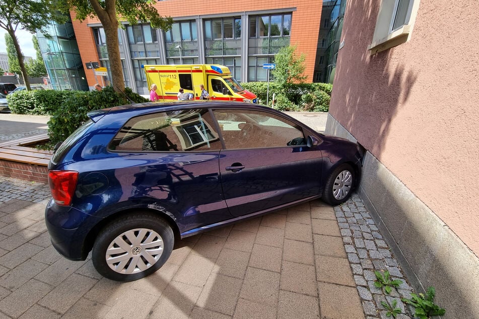Der VW verkeilte sich zwischen Wand und einer Sitzfläche.