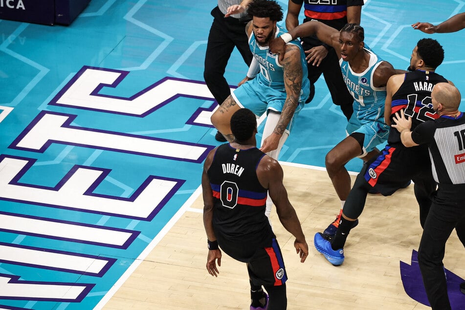 Faustschläge, Platzverweise und Trainer-Aussetzer: NBA-Spiel endet im völligen Chaos