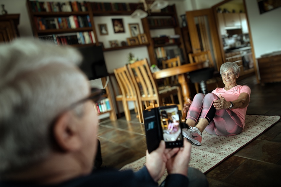 Die 81-Jährige Erika Rischko aus dem rheinischen Langenfeld hat in den vergangenen Tagen eine atemberaubende Karriere zum weltweiten Fitness-Star hingelegt.