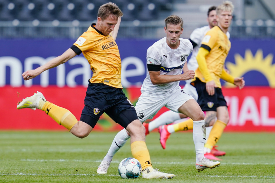Dresdens Marco Hartmann (l.) und Sandhausens Julius Biada kämpfen um den Ball.