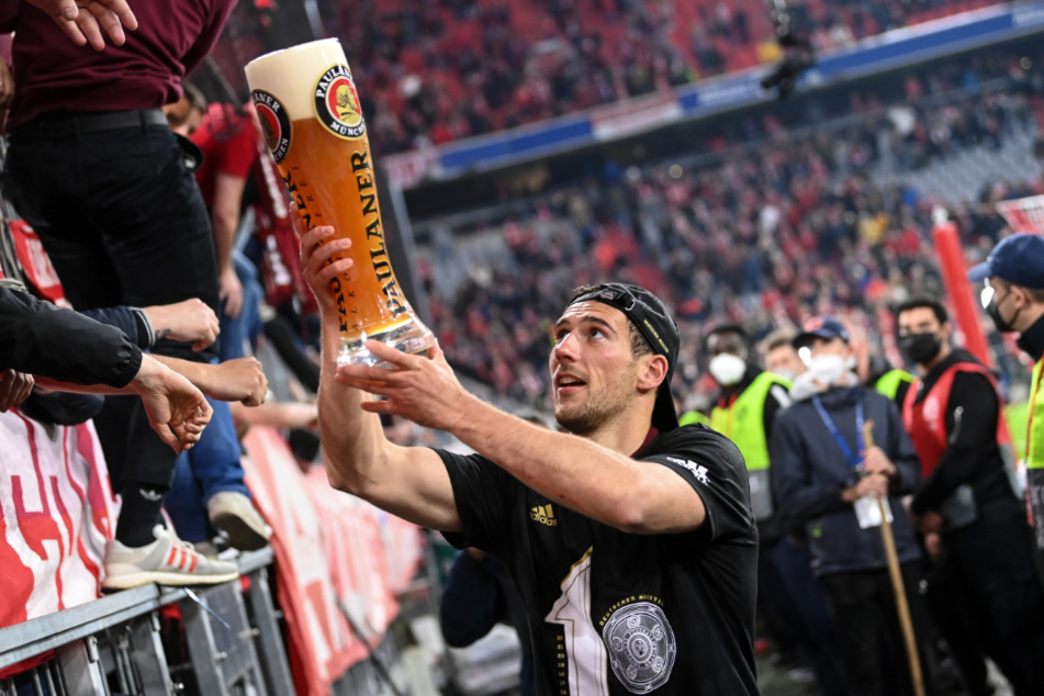 Leon Goretzka (27, M.) teilte sein Meister-Bier mit den Fans des FC Bayern München.