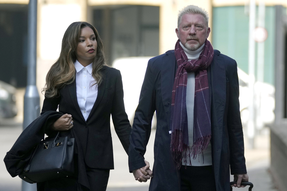 Boris Becker (55) vor seinem Haftantritt mit seiner Freundin Lilian Carvalho de Monteiro auf dem Weg ins Gericht in London.