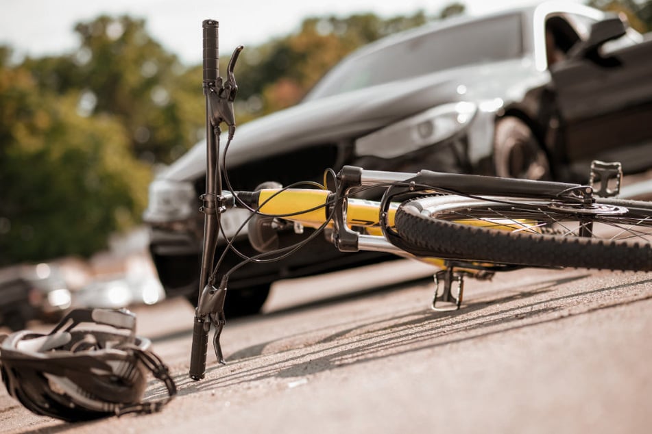 Der 63-jährige Radler wurde schwer verletzt, als er angefahren wurde und vom Fahrrad stürzte. (Symbolbild)