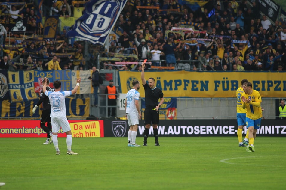Beim Spiel gegen Lok am Samstag sahen zwei Himmelblaue Rot.