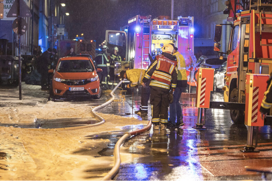 Großbrand in Offenbach: 25 Menschen evakuiert, halbe Million Euro Schaden!