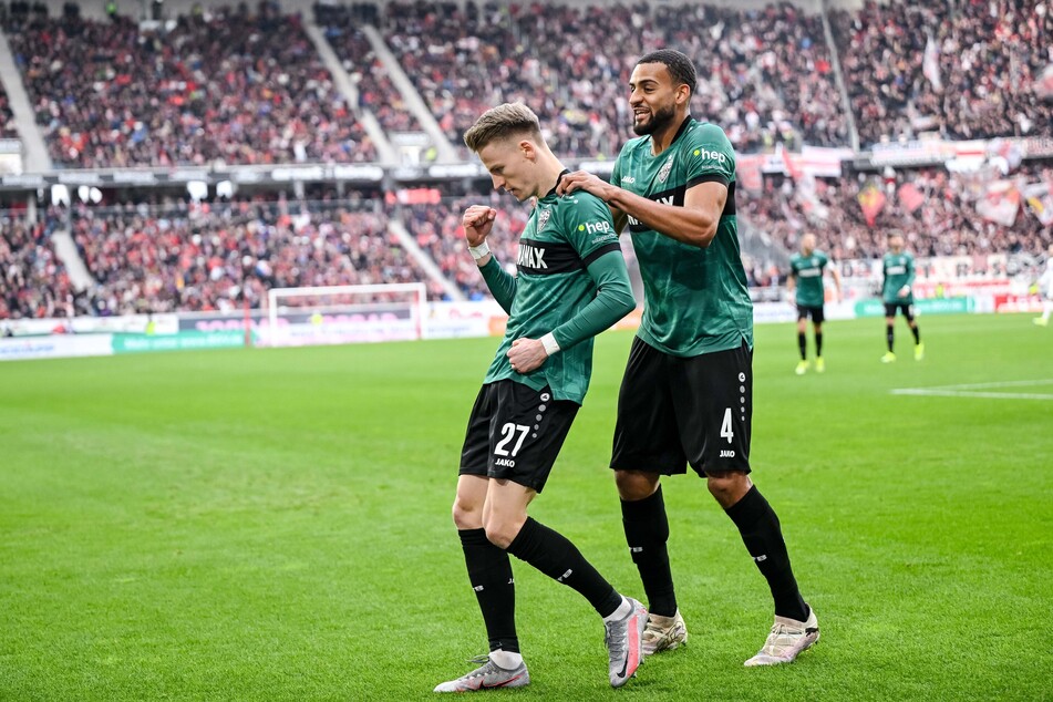Die VfB-Stars Chris Führich (26, l.) und Josha Vagnoman (23, r.) freuen sich über drei wichtige Derby-Punkte in Freiburg.