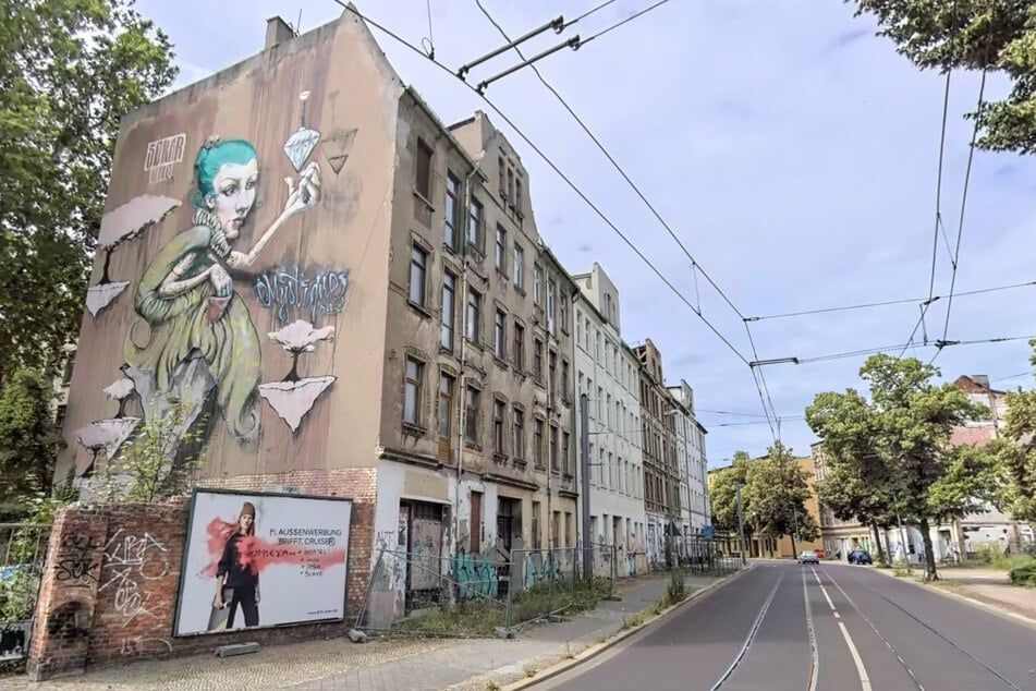 Das Haus mit der Nummer 24 ist in der Sieverstorstraße seit mehreren Jahren marode und ist jetzt einsturzgefährdet. (Archivbild)