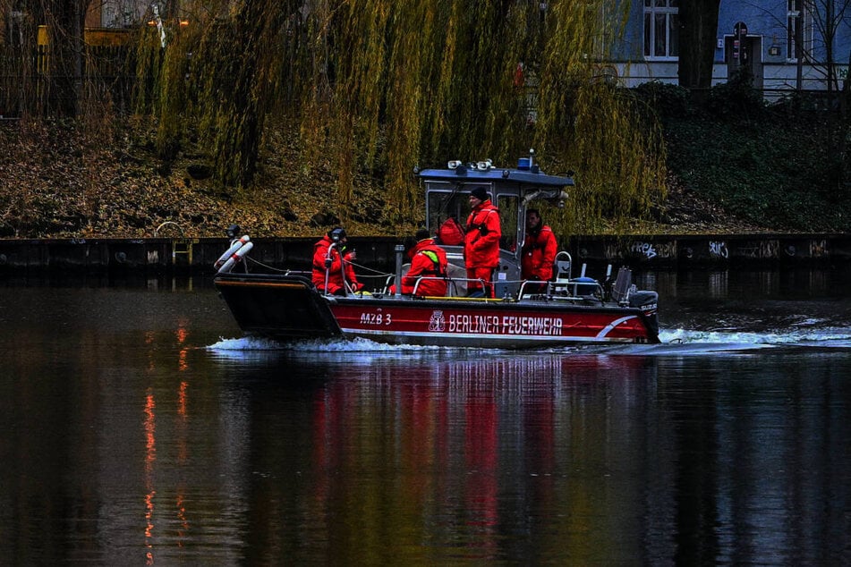 Feuerwehr und Polizei sind in der Nacht zu Mittwoch zu einem gekenterten Boot auf der Spree gerufen worden. (Symbolfoto)