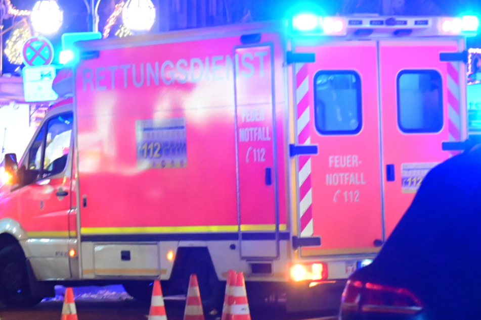 Die alarmierten Rettungskräfte brachten den Schwerverletzten (31) in ein Krankenhaus. (Symbolbild)