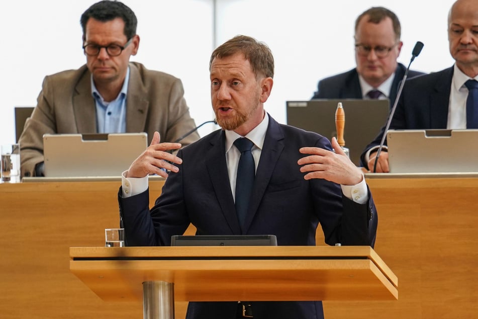 Fünf Minuten hatte Ministerpräsident Michael Kretschmer (50, CDU) am Donnerstag im Landtag, um seinen Plan zur Zukunft des Landes zu erklären.