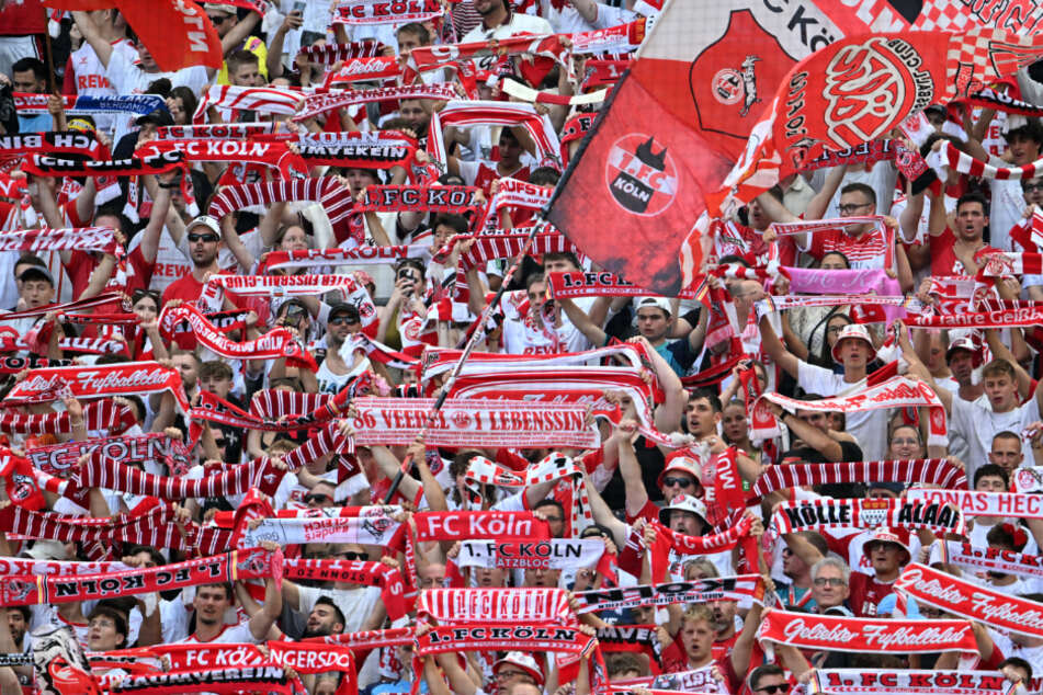 Auf lautstarken Support will die aktive Fanszene des 1. FC Köln gegen RB Leipzig nicht verzichten, wohl aber auf das Zeigen und Schwenken von Flaggen und Fahnen. (Archivbild)
