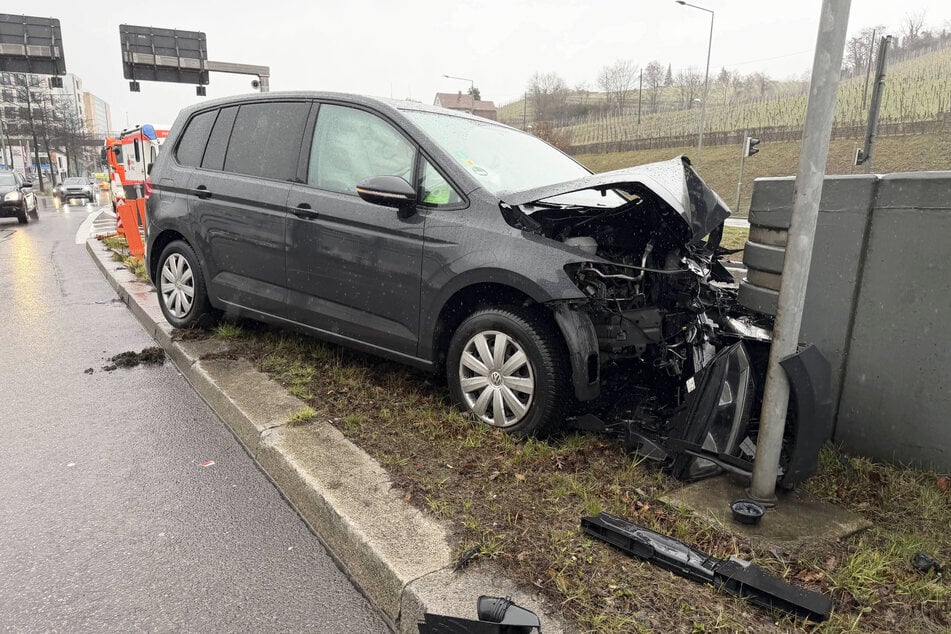 Der Wagen krachte frontal in die Betonmauer.