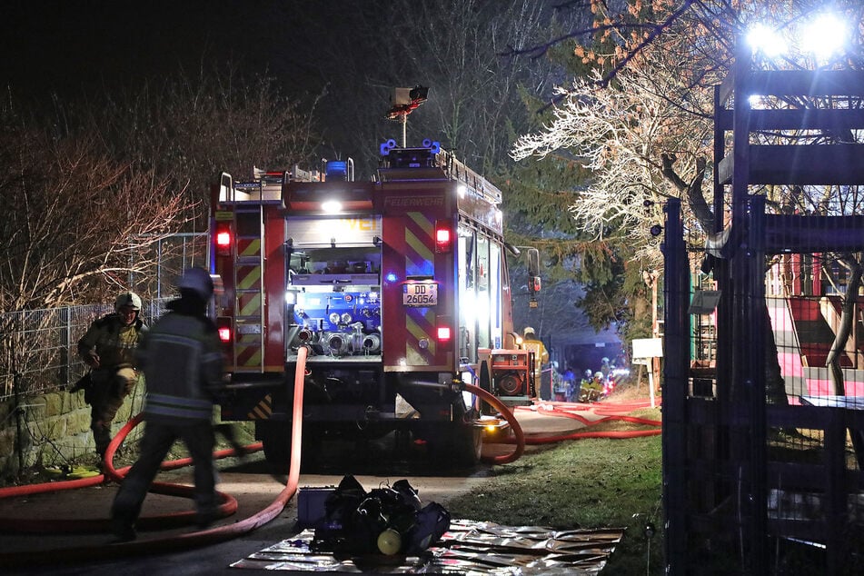 Nachdem der Brand gelöscht war, blieb die Feuerwehr für weitere Restarbeiten vor Ort.