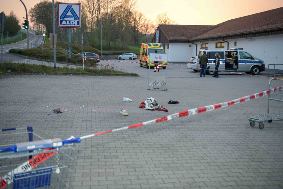 Polizei und Rettung im Einsatz: der Aldi-Markt in Rochlitz nach dem Messerangriff.