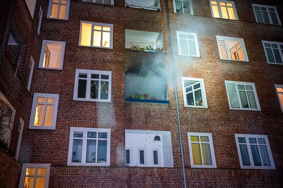 In Hamburg ist am Mittwochabend ein Balkon in Brand geraten.