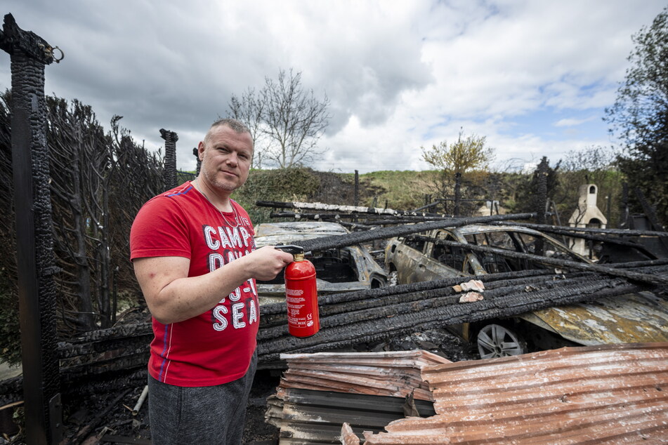 Thomas Wenzel (46) versuchte, den brennenden Carport noch mit diesem Feuerlöscher zu retten.