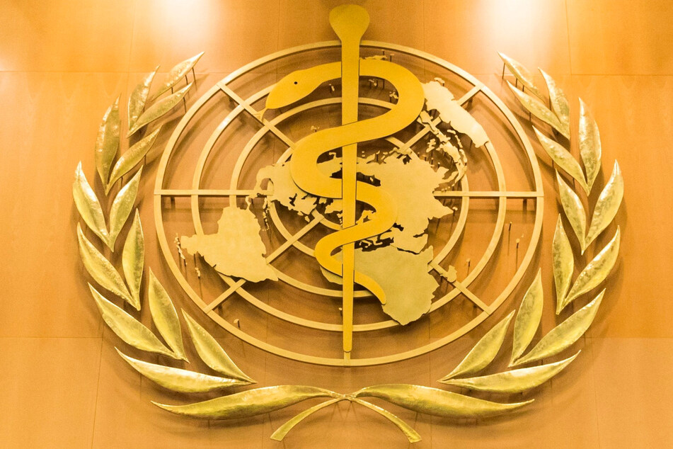 Schweiz, Genf: Das Logo der Weltgesundheitsorganisation WHO im europäischen Hauptquartier der Vereinten Nationen.