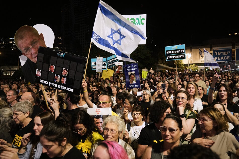 Menschen nehmen an einer Kundgebung in Tel Aviv, Israel, teil und fordern die Rückkehr der verstorbenen Geiseln, die von der Hamas im Gazastreifen festgehalten werden.