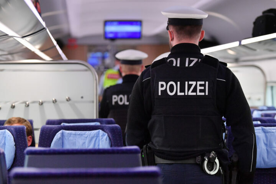 Nach einem Mordversuch im Zug drohen dem Angeklagten bis zu zehn Jahre Haft. (Symbolbild)