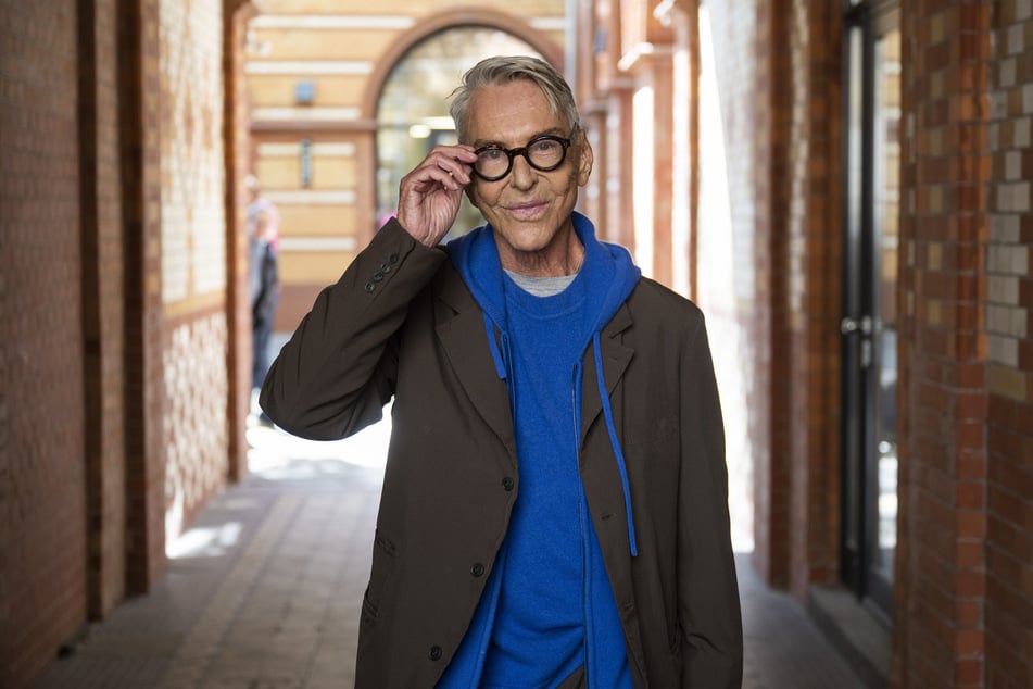 Wolfgang Joop (80) setze bei seinem Kleidungsstil vor allem auf eines: Bequeme Schuhe!