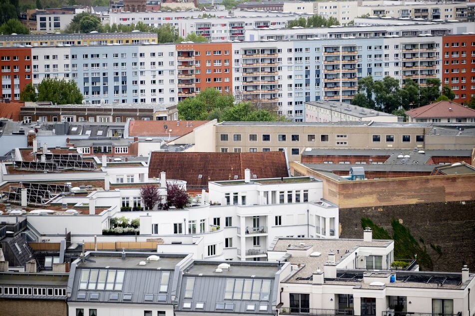 Das Foto zeigt einen Blick auf mehrere Wohnhäuser in Berlin (Symbolbild).