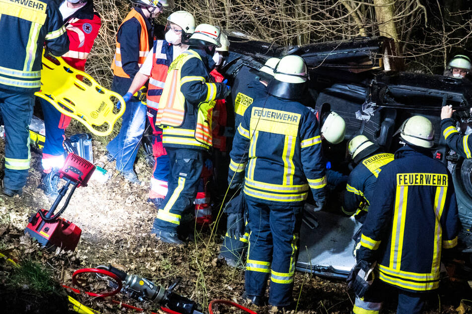 Die Feuerwehr-Kräfte mussten den Opel auf die Seite drehen, um den schwer verletzten Fahrer zu bergen.