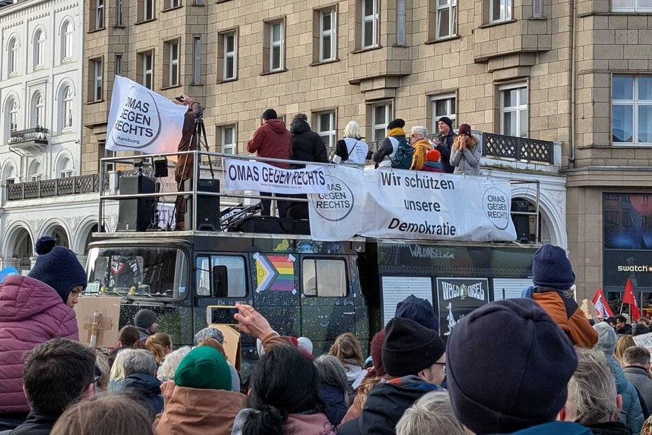 Der Lautsprecherwagen der "Omas gegen Rechts". Leider sind die Reden durch die Masse an Menschen in den hinteren Reihen kaum zu verstehen.