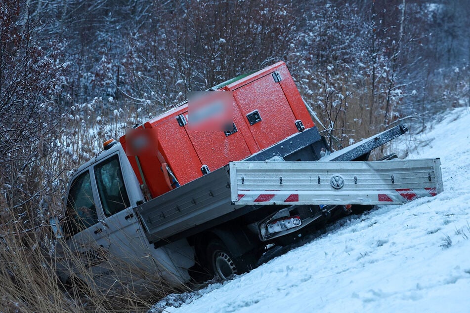 Der Kleintransporter landete neben der Autobahn im Gestrüpp.