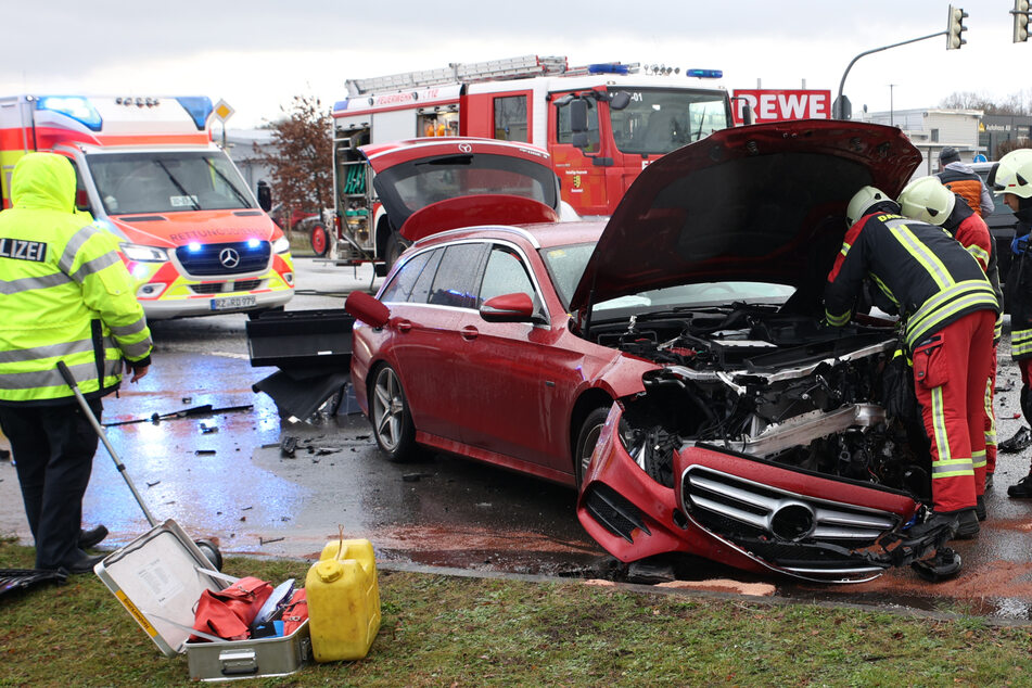 Ampel fällt aus, Mercedes und BMW krachen zusammen: Ein Verletzter