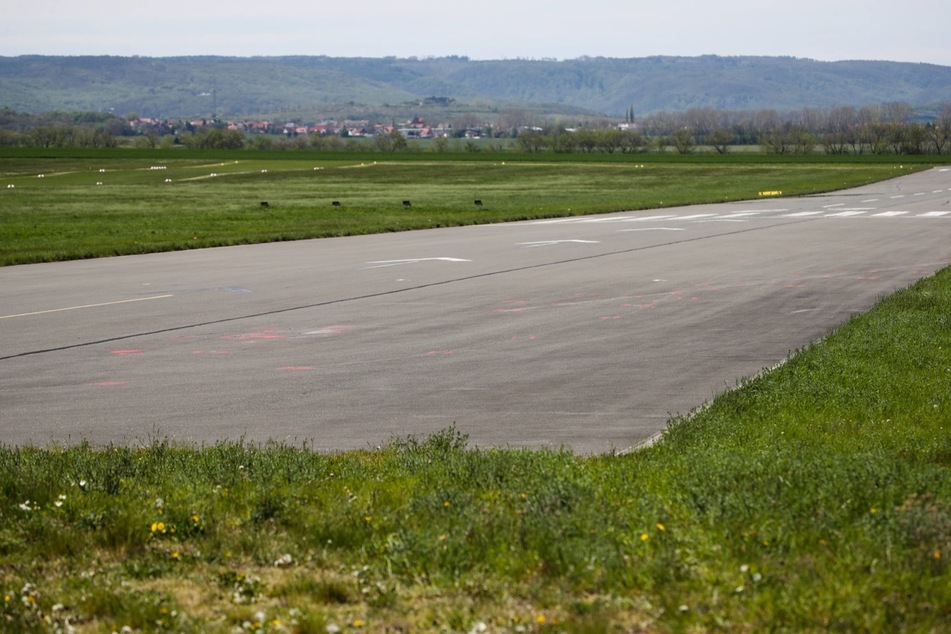 In der Nähe des Flugplatzes Ballenstedt sind am Donnerstag zwei Gleitschirmflieger abgestürzt – sie überlebten das Unglück nicht. (Archivbild)