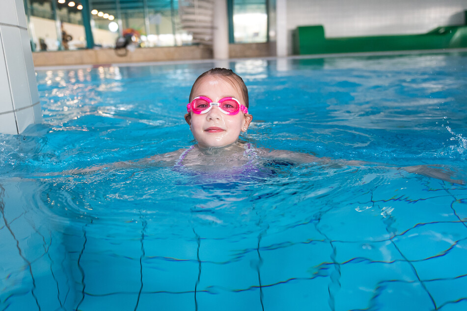 Mittlerweile fast ein Bild mit Seltenheitscharakter: Ein junges Mädchen lernt schwimmen.