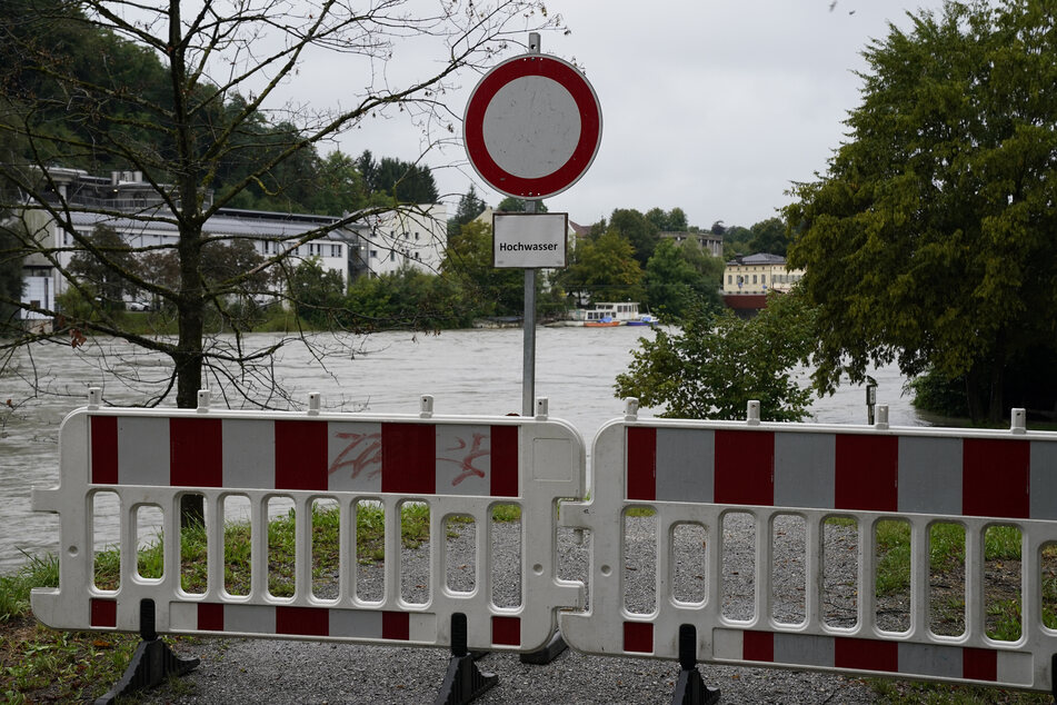 Gatter und ein Schild warnen am Uferweg in Wasserburg vor dem steigenden Pegel. Der Inn führt aufgrund andauernder starker Regenfälle in Tirol und Bayern momentan sehr viel Wasser.