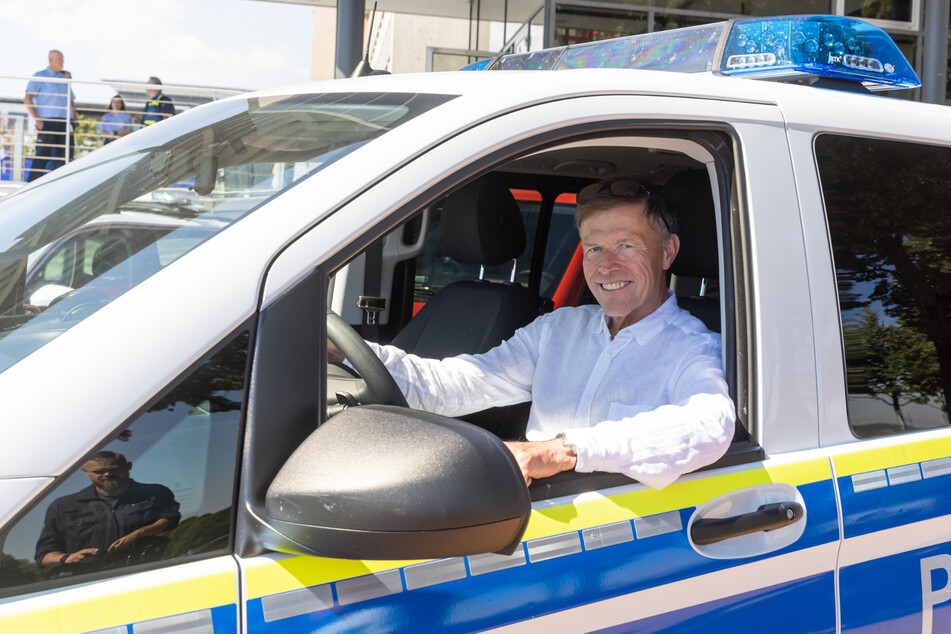 Selbst Landtagspräsident Matthias Rößler (67) kann der Versuchung nicht widerstehen, einmal selbst ein Polizeiauto zu lenken.
