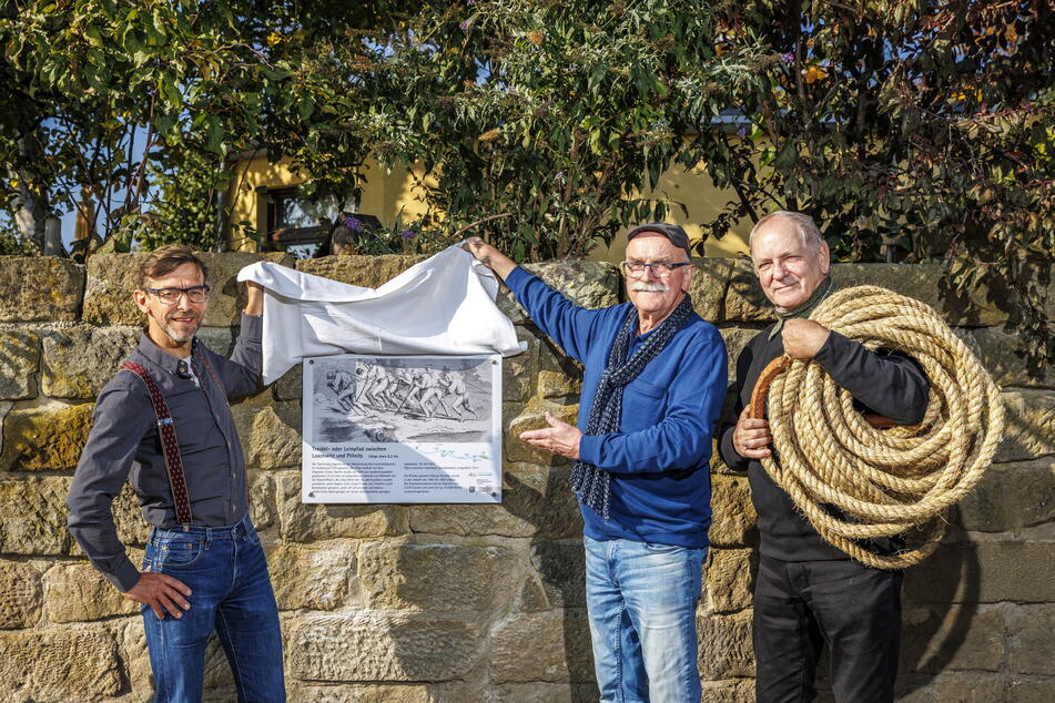 Christian Barth (52, Stadtbezirksamtsleiter, v.l.n.r.), Anwohner Claus Barthel (72) und Prof. Winfried Himmer (70, mit einem Treidlerseil) präsentieren die erste Infotafel am Treidelpfad.