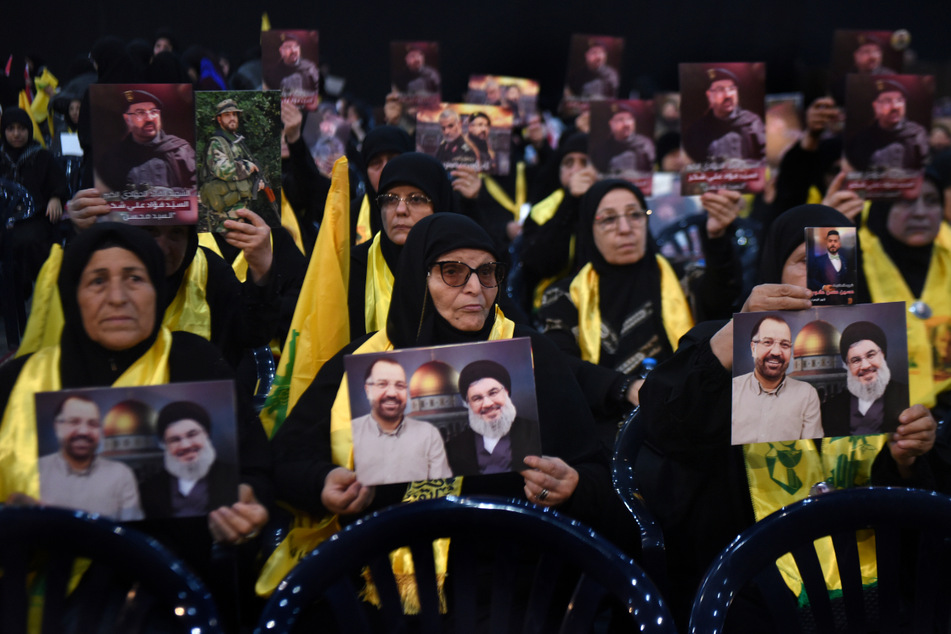 Hisbollah-Anhänger halten Porträts des Hisbollah-Führers Nasrallah und seines Kommandanten Shukur, der bei einem israelischen Luftangriff getötet wurde, bei einer Gedenkfeier hoch.